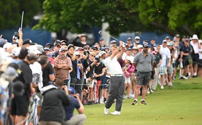 GOLF AUSTRALIAN PGA, Golf Herren A large gallery looks on as Queensland golfer Jason Day plays a shot on the 18th during the first round of the Australian PGA Championship at Royal Queensland Golf Club in Brisbane, Thursday, November 21, 2024. ( NO ARCHIVING, EDITORIAL USE ONLY, NO USE IN BOOKS WITHOUT CONSENT BRISBANE QUEENSLAND AUSTRALIA  Copyright: xDAVExHUNTx 20241121126864087445