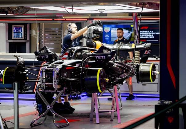 LAS VEGAS - Mechanics work on Max Verstappen s (Red Bull Racing) car at the media day ahead of the Las Vegas Grand Prix. ANP SEM VAN DER WAL xVIxANPxSportx xxANPxIVx 513927797 originalFilename: 513927797.jpg