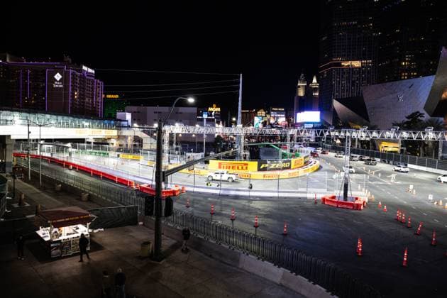 Las Vegas Aufbau der Rennstrecke, die zu gewissen Zeiten auch ueber das Rennwochenende hinweg oeffentlich befahren werden kann. USA, Formel 1 Weltmeisterschaft, Grand Prix von Las Vegas, Las Vegas Strip Circuit, Medientag, 20.11.2024 USA, Formel 1 Weltmeisterschaft, Grand Prix von Las Vegas, Las Vegas Strip Circuit, Medientag, 20.11.2024 Las Vegas Copyright: xEibner-Pressefoto ThomasxFuesslerx EP_TFR