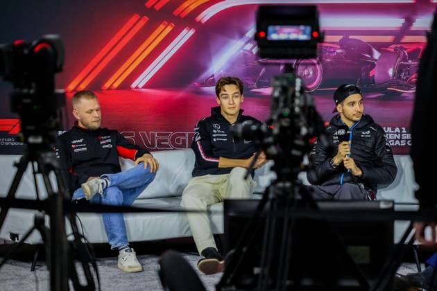 Formel 1 GP Las Vegas USA. Donnerstag, 21.11.2024 Kevin Magnussen 20, MoneyGram Haas F1 Team und George Russell 63, Mercedes-AMG Petronas F1 Team und Esteban Ocon 31, BWT Alpine F1 Team in der Pressekonferenz; Formel 1 GP Las Vegas USA. Donnerstag, 21.11.2024 Copyright: xBEAUTIFULxSPORTS Erlhofx