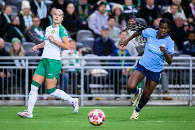 241121 Eva Nyström of Hammarby and Khadija Shaw of Manchester City during the Women s Champions League football match between Hammarby and Manchester City on November 21, 2024 in Stockholm. Photo: Simon Hastegard BILDBYRAN kod SH SH0547 fotboll football soccer fotball uefa womens champions league hammarby manchester city dam bbeng bbauto Copyright: SIMONxHASTEGARD BB241121SH016