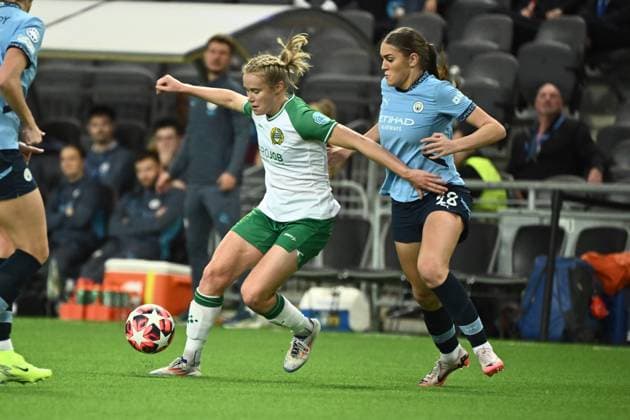 STOCKHOLM, SVERIGE 20241121 Hammarbys Julie Blakstad och Manchesters Gracie Prior under torsdagens fotbollsmatch i damernas Champions League (grupp D) mellan Hammarby IF och Manchester City pa Tele2 Arena. STOCKHOLM SVERIGE x10090x