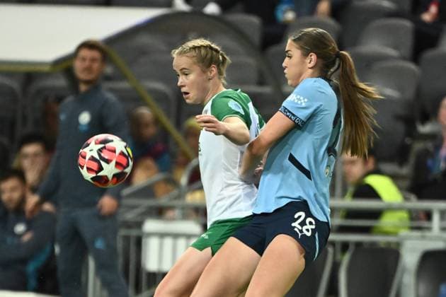 STOCKHOLM, SVERIGE 20241121 Hammarbys Julie Blakstad och Manchesters Gracie Prior under torsdagens fotbollsmatch i damernas Champions League (grupp D) mellan Hammarby IF och Manchester City pa Tele2 Arena. STOCKHOLM SVERIGE x10090x