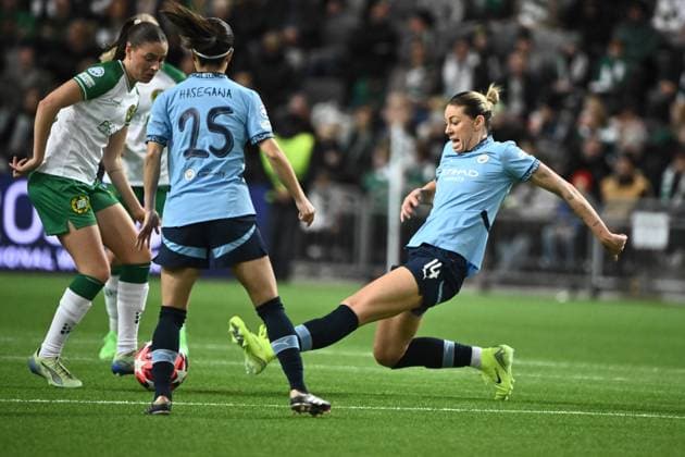 STOCKHOLM, SVERIGE 20241121 Manchester Alanna Kennedy (th) mot Hammarbys Smilla Vallotto under torsdagens fotbollsmatch i damernas Champions League (grupp D) mellan Hammarby IF och Manchester City pa Tele2 Arena. STOCKHOLM SVERIGE x10090x