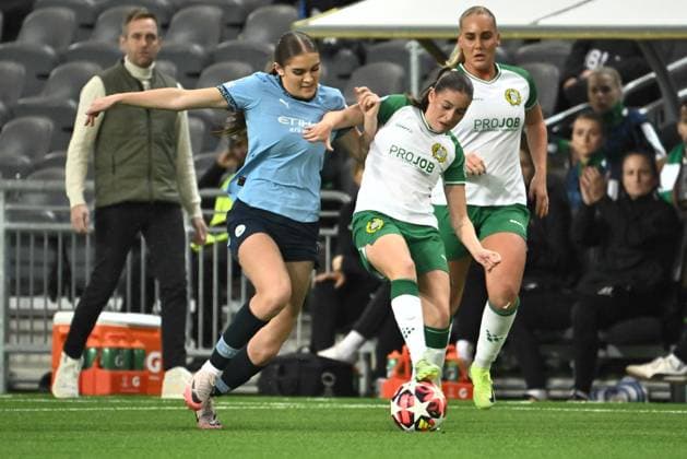 STOCKHOLM, SVERIGE 20241121 Manchester Citys Gracie Prior mot Hammarbys Smilla Vallotto under torsdagens fotbollsmatch i damernas Champions League (grupp D) mellan Hammarby IF och Manchester City pa Tele2 Arena. STOCKHOLM SVERIGE x10090x