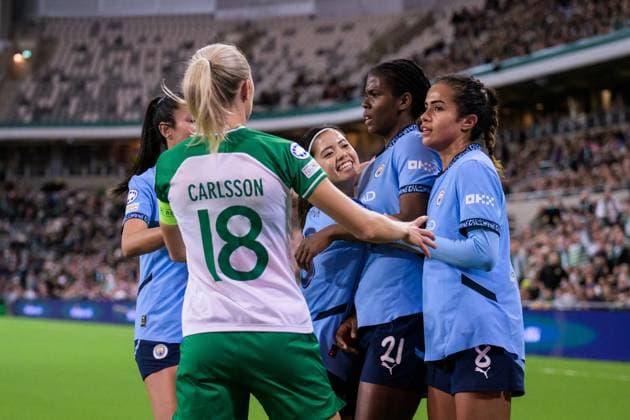 241121 Alice Carlsson of Hammarby and Khadija Shaw of Manchester City during the Women s Champions League football match between Hammarby and Manchester City on November 21, 2024 in Stockholm. Photo: Simon Hastegard BILDBYRAN kod SH SH0547 fotboll football soccer fotball uefa womens champions league hammarby manchester city dam bbeng bbauto jubel Copyright: SIMONxHASTEGARD BB241121SH019