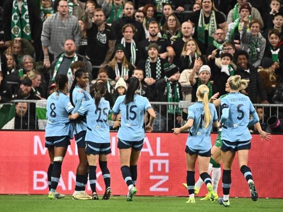 STOCKHOLM, SVERIGE 20241121 Manchester Khadija Shaw (2a fv) jublar mot Hammarbyklacken efter 0-1 och varnas av domaren under torsdagens fotbollsmatch i damernas Champions League (grupp D) mellan Hammarby IF och Manchester City pa Tele2 Arena. STOCKHOLM SVERIGE x10090x