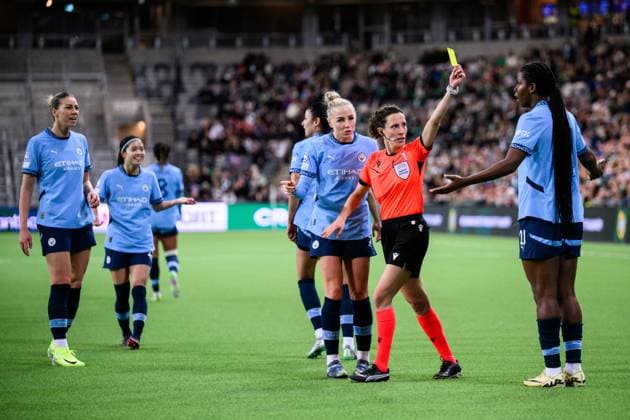 241121 Khadija Shaw of Manchester City receives a yellow card after celebrating infront of the fans of Hammarby during the Women s Champions League football match between Hammarby and Manchester City on November 21, 2024 in Stockholm. Photo: Simon Hastegard BILDBYRAN kod SH SH0547 fotboll football soccer fotball uefa womens champions league hammarby manchester city dam bbeng bbauto jubel Copyright: SIMONxHASTEGARD BB241121SH022