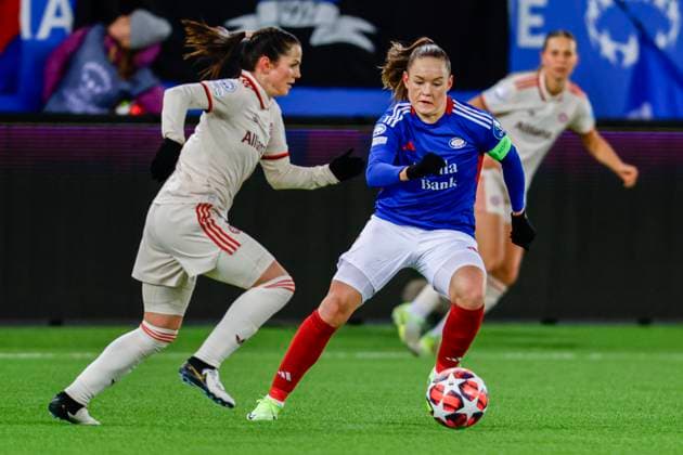 Mesterligaen soccer women, group C Valerenga Bayern Munich undefined Oslo 20241121 FC Bayern Munich s Tuva Hansen and Valerenga s Janni Thomsen during the group stage match in the women s championship between Valerenga and Bayern Munich at the Intility Arena Photo Jonas Been Henriksen NTB Oslo Norway EDITORIAL USE ONLY RESTRICTED USE FOR BETTING COMPANIES  Copyright: xJonasxBeenxHenriksenx xNTBx