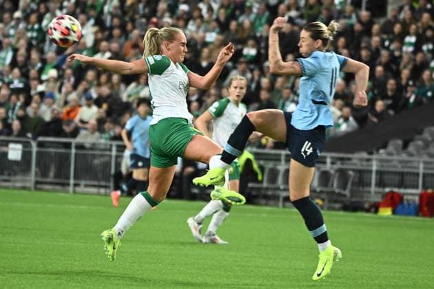STOCKHOLM, SVERIGE 20241121 Hammarbys Cathinka Tandberg och Manchesters Alanna Kennedy under torsdagens fotbollsmatch i damernas Champions League (grupp D) mellan IF och Manchester City pa Tele2 Arena. STOCKHOLM SVERIGE x10090x
