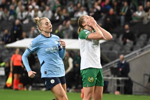 STOCKHOLM, SVERIGE 20241121 Manchester Citys Alex Greenwood och Hammarbys Julie Blakstad som tar sig för ansiktet efter en missad malchans under torsdagens fotbollsmatch i damernas Champions League (grupp D) mellan Hammarby IF och Manchester City pa Tele2 Arena. STOCKHOLM SVERIGE x10090x