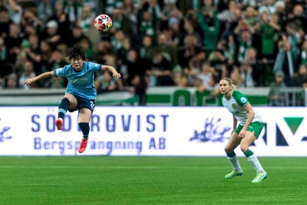 241121 Aoba Fujino of Manchester City and Jonna Andersson of Hammarby during the Women s Champions League football match between Hammarby and Manchester City on November 21, 2024 in Stockholm. Photo: Sara Damne BILDBYRAN kod SD SH0547 fotboll football soccer fotball uefa womens champions league hammarby manchester city dam bbeng Copyright: SARAxDAMNE BB241121SD012