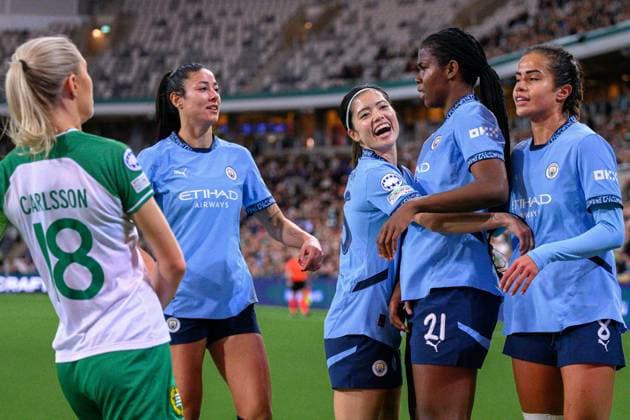 241121 of Manchester City Leila Ouahabi , Yui Hasegawa and Khadija Shaw of Manchester City celebrate the 0-1 goal during the Women s Champions League football match between Hammarby and Manchester City on November 21, 2024 in Stockholm. Photo: Simon Hastegard BILDBYRAN kod SH SH0547 fotboll football soccer fotball uefa womens champions league hammarby manchester city dam bbeng jubel Copyright: SIMONxHASTEGARD BB241121SH027