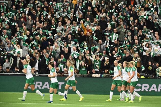 STOCKHOLM, SVERIGE 20241121 Manga Hammarbysupportrar pa,plats under torsdagens fotbollsmatch i damernas Champions League (grupp D) mellan Hammarby IF och Manchester City pa Tele2 Arena. STOCKHOLM SVERIGE x10090x