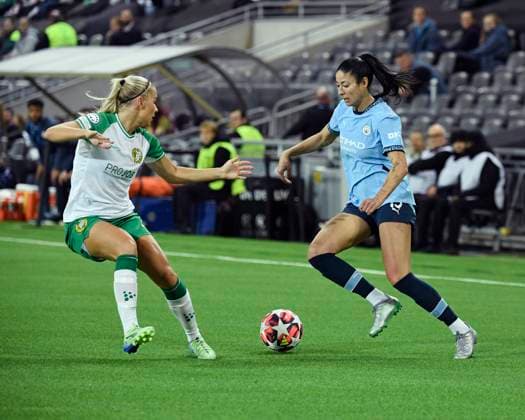 STOCKHOLM, SVERIGE 20241121 Hammarbys Stina Lennartsson mot Manchesters Leila Ouahabi under torsdagens fotbollsmatch i damernas Champions League (grupp D) mellan Hammarby IF och Manchester City pa Tele2 Arena. STOCKHOLM SVERIGE x12180x