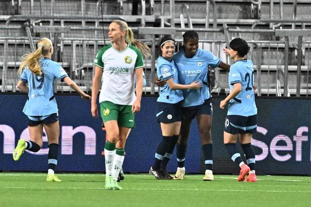 STOCKHOLM, SWEDEN 20241121 Manchester s Khadija Shaw celebrates with Yui Hasegawa and Aoba Fujino after the 1-2 goal during the women s Champions League (group D) soccer match between Hammarby IF and Manchester City at the Tele2 Arena, Stockholm, Sweden November 21, 2024. STOCKHOLM SWEDEN x10090x