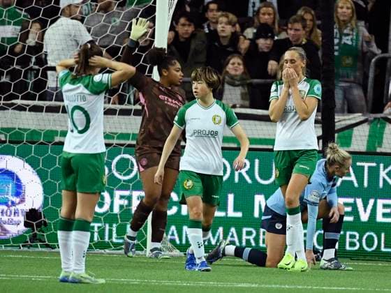 STOCKHOLM, SVERIGE 20241121 Hammarbys Ellen Wangerheim (th) efter missad malchans under torsdagens fotbollsmatch i damernas Champions League (grupp D) mellan Hammarby IF och Manchester City pa Tele2 Arena. STOCKHOLM SVERIGE x12180x