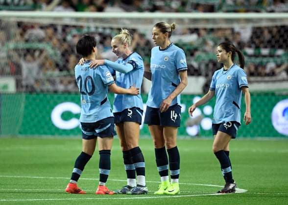 STOCKHOLM, SVERIGE 20241121 Manchester Citys Aoba Fujino, Alex Greenwood, Alanna Kennedy och Yui Hasegawa firar segern (1-2) under torsdagens fotbollsmatch i damernas Champions League (grupp D) mellan Hammarby IF och Manchester City pa Tele2 Arena. STOCKHOLM SVERIGE x12180x