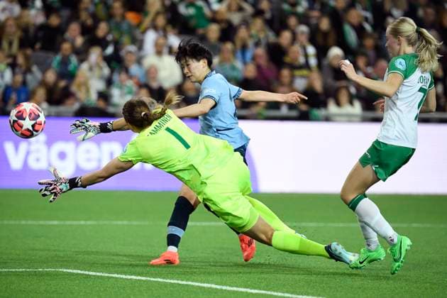Sport Bilder des Tages STOCKHOLM, SWEDEN 20241121 Manchester s Aoba Fujino against Hammarby s goalkeeper Anna Tamminen during Women s Champions League (Group D) soccer match between Hammarby IF and Manchester City at the Tele2 Arena, Stockholm, Sweden November 21, 2024. STOCKHOLM SWEDEN x12180x