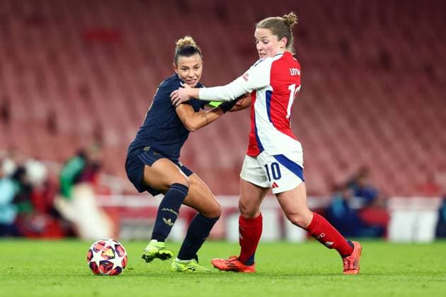 Arsenal v Juventus Women 21 November 2024, London - UEFA Women™s Champions League Football - Arsenal v Juventus Women - Arianna Caruso of Juventus tries to keep Kim Little of Arsenal from the ball - Photo: Charlotte Wilson Offside. London UK Copyright: xCharlottexWilsonx xOffsidexOffside