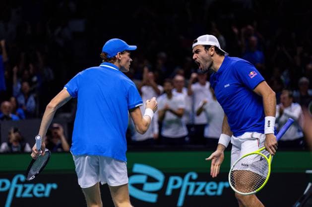 Sport Bilder des Tages November 21, 2024, Malaga, Malaga, SPAIN: Jannik Sinner and Matteo Berrettini of Italy celebrate a point against Molteni Andres and Maximo Gonzalez of Argentina during the Davis Cup 2024 tennis match, Quarter Finals, played between Italy and Argentina at Martin Carpena Pavilion on November 21, 2024, in Malaga, Spain Malaga SPAIN - ZUMAtina 20241121_zaa_a181_172 Copyright: xAlvaroxDiazx