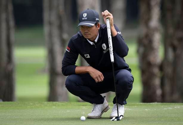 November 22, 2024, Hong Kong, Hong Kong Sar, China: Link Hong Kong Open Golf Hong Kongs Taichi Kho on the leaderboard during the 2nd round of the Asian Tour event. Hong Kong China - ZUMAr144 20241122_zap_r144_001 Copyright: xJaynexRussellx