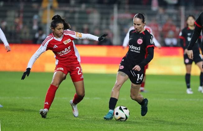 Fatma Sakar, Geraldine Reuteler Zweikampf Spielszene Aktion Fußball Fussball Frauen Damen DFB Pokal Achtelfinale Saison 2024 2025 22.11.2024 1.FC Union Berlin vs. SG Eintracht Frankfurt SGE DFL regulations prohibit any use of photographs as image sequences and or quasi-video