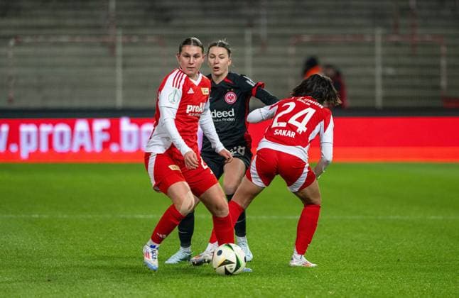 Fußball, Frauen, Saison 2024 2025, DFB-Pokal (Achtelfinale), 1. FC Union Berlin - Eintracht Frankfurt, v. l. Antonia Halverkamps (1. FC Union), Barbara Dunst (Eintracht Frankfurt), Fatma Sakar (1. FC Union), 22.11.2024, Copyright: xMatthiasxKochx