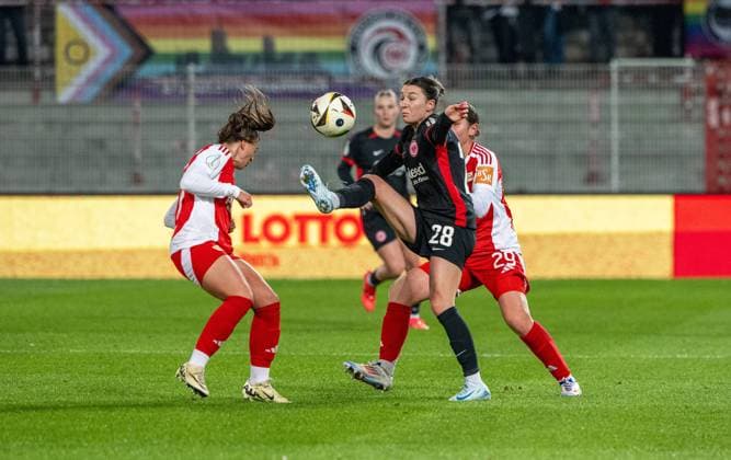 Fußball, Frauen, Saison 2024 2025, DFB-Pokal (Achtelfinale), 1. FC Union Berlin - Eintracht Frankfurt, v. l. Korina Janez (1. FC Union), Barbara Dunst (Eintracht Frankfurt), Antonia Halverkamps (1. FC Union), 22.11.2024, Copyright: xMatthiasxKochx