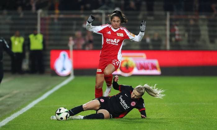 Fatma Sakar im Zweikampf mit Nina Lührßen Aktion Spielszene Fußball Fussball Frauen Damen DFB Pokal Achtelfinale Saison 2024 2025 22.11.2024 1.FC Union Berlin vs. SG Eintracht Frankfurt SGE DFL regulations prohibit any use of photographs as image sequences and or quasi-video
