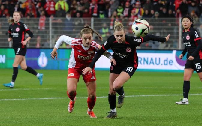Lisa Heiseler, Laura Freigang Zweikampf Spielszene Aktion Fußball Fussball Frauen Damen DFB Pokal Achtelfinale Saison 2024 2025 22.11.2024 1.FC Union Berlin vs. SG Eintracht Frankfurt SGE DFL regulations prohibit any use of photographs as image sequences and or quasi-video