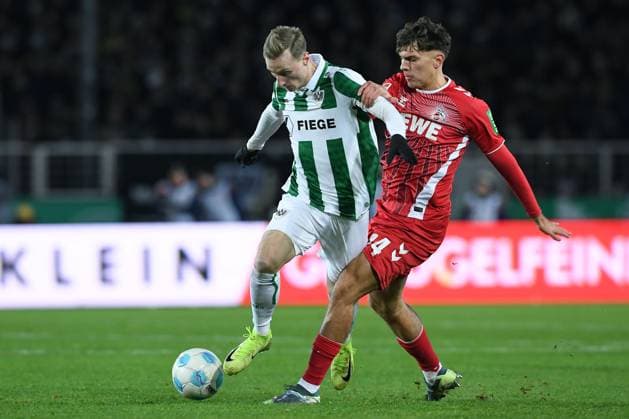 Fußball 2. Bundesliga 13. Spieltag SC Preußen Münster - 1. FC Köln am 22.11.2024 im Preußenstadion in Münster Joshua Mees ( Münster ), links - Julian Pauli ( Köln ), rechts DFL regulations prohibit any use of photographs as image sequences and or quasi-video.