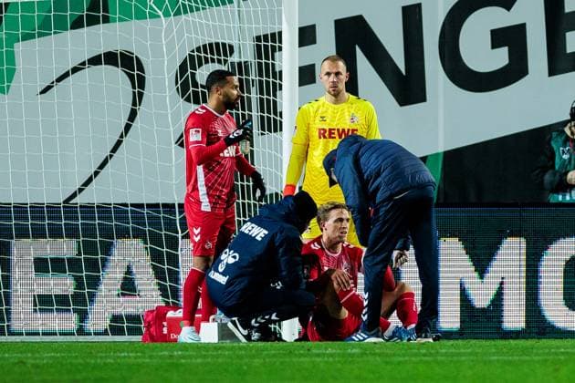 Sport Bilder des Tages 2. Fussball Bundesliga, Preußen Münster - 1. FC Köln; 22.11.2024 Timo Hübers (1. FC Köln, 4) muss behandelt werden 2. Fussball Bundesliga, Preußen Münster - 1. FC Köln, Münster, Preussenstadion am 22.11.2024 DFL REGULATIONS PROHIBIT ANY USE OF PHOTOGRAPHS AS IMAGE SEQUENCES AND OR QUASI-VIDEO.