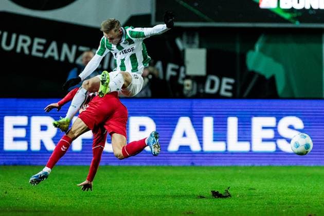 2. Fussball Bundesliga, Preußen Münster - 1. FC Köln; 22.11.2024 Zweikampf Timo Hübers (1. FC Köln, 4), Joshua Mees (Preußen Münster, 8) - Verletzung von Hübers 2. Fussball Bundesliga, Preußen Münster - 1. FC Köln, Münster, Preussenstadion am 22.11.2024 DFL REGULATIONS PROHIBIT ANY USE OF PHOTOGRAPHS AS IMAGE SEQUENCES AND OR QUASI-VIDEO.