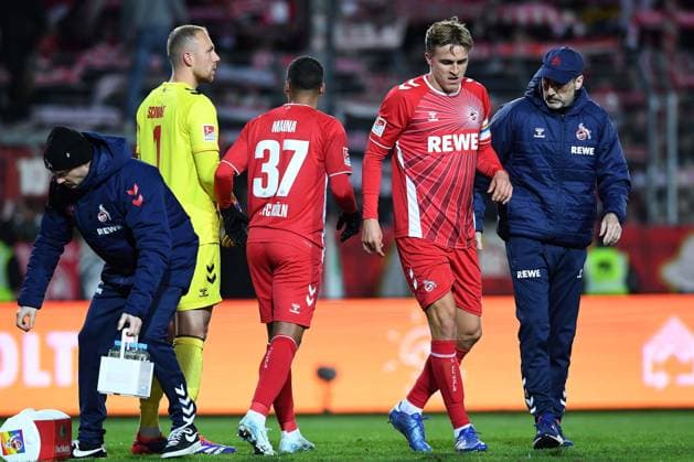 Fußball 2. Bundesliga 13. Spieltag SC Preußen Münster - 1. FC Köln am 22.11.2024 im Preußenstadion in Münster Timo Hübers ( Köln ) wird verletzt vom Platz geführt DFL regulations prohibit any use of photographs as image sequences and or quasi-video.