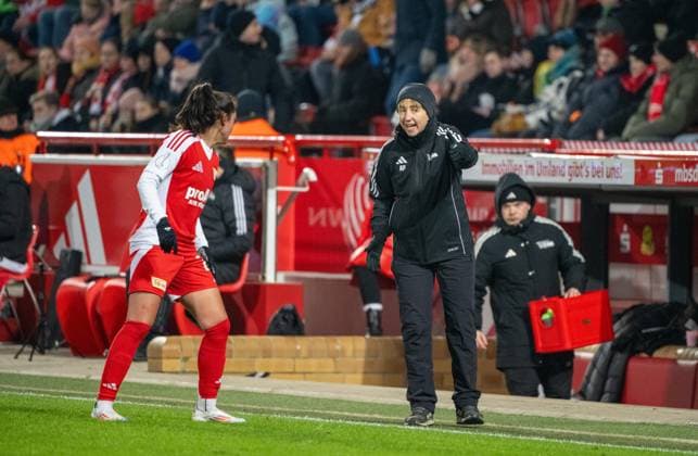 Fußball, Frauen, Saison 2024 2025, DFB-Pokal (Achtelfinale), 1. FC Union Berlin - Eintracht Frankfurt, v. l. Fatma Sakar (1. FC Union), Trainerin Ailien Poese (1. FC Union), 22.11.2024, Copyright: xMatthiasxKochx