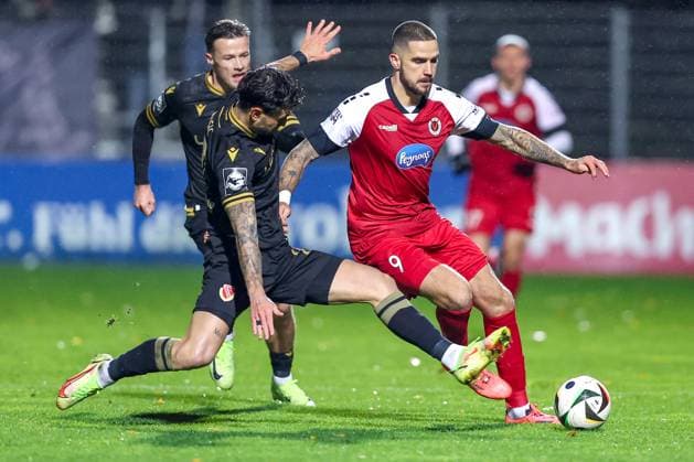 Sport Bilder des Tages 22.11.2024, Fußball, FC Viktoria Köln Energie Cottbus, 3.Liga, Sportpark Höhenberg, 15. Spieltag, Saison 2024 2025, : Edgar Kaizer (Cottbus 15) im Zweikampf gegen Lex-Tyger Lobinger (Viktoria Köln 9) DFB regulations prohibit any use of photographs as image sequences and or quasi-video. Nordrhein-Westfalen Deutschland