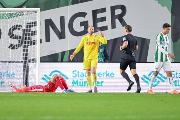 22.11.2024, Fussball, 2. Bundesliga, 13. Spieltag Saison 2024 2025, Preußen Münster - 1.FC Köln, Timo Hübers (1. FC Köln) liegt am Boden und Torwart Marvin Schwäbe (1. FC Köln) regt sich auf. xRHR-FOTO TKx