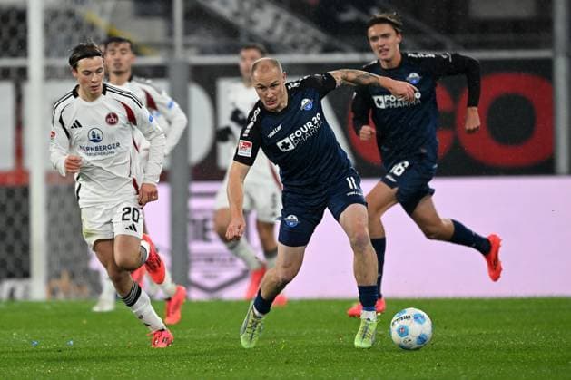 Paderborn, Home Deluxe Arena, 22.11.24, GER, Herren, 2.Bundesliga, Saison 2024-2025, SC Paderborn 07 - 1.FC Nuernberg Bild: v.li. im Zweikampf Caspar JANDER (Nuernberg) und Sven MICHEL (Paderborn) Only for editorial use! DFL regulations prohibit any use of photographs as image sequences and or quasi-video. NRW Deutschland