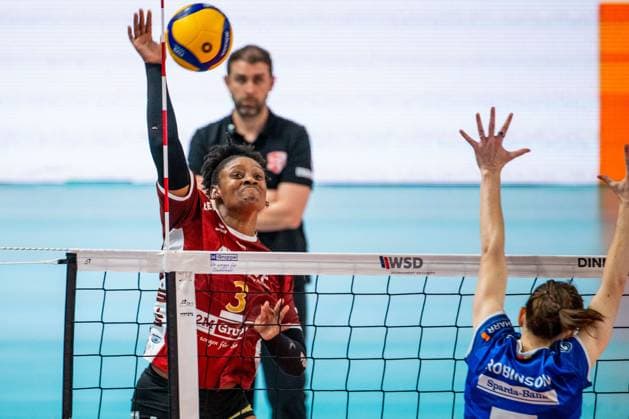 22.11.2024, Volleyball, Frauen, DVV Pokal, Saison 2024 2025, SC Potsdam-Allianz MTV Stuttgart Im Bild: v.l. Danielle Harbin (SC Potsdam),Madelyn Robinson (Allianz MTV Stuttgart) Potsdam MBS Arena Potsdam Brandenburg Deutschland