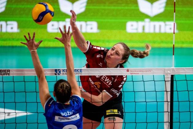 Sport Bilder des Tages 22.11.2024, Volleyball, Frauen, DVV Pokal, Saison 2024 2025, SC Potsdam-Allianz MTV Stuttgart Im Bild: v.l. Milana Bozic (Allianz MTV Stuttgart),Eleanor Holthaus (SC Potsdam) Potsdam MBS Arena Potsdam Brandenburg Deutschland