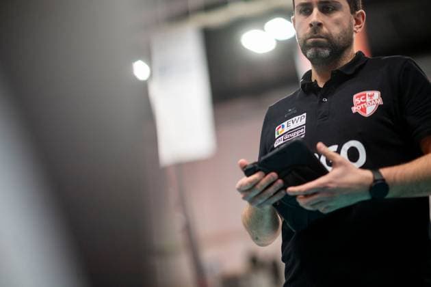 22.11.2024, Volleyball, Frauen, DVV Pokal, Saison 2024 2025, SC Potsdam-Allianz MTV Stuttgart Im Bild: v.l. Trainer Riccardo Boieri (SC Potsdam) Potsdam MBS Arena Potsdam Brandenburg Deutschland