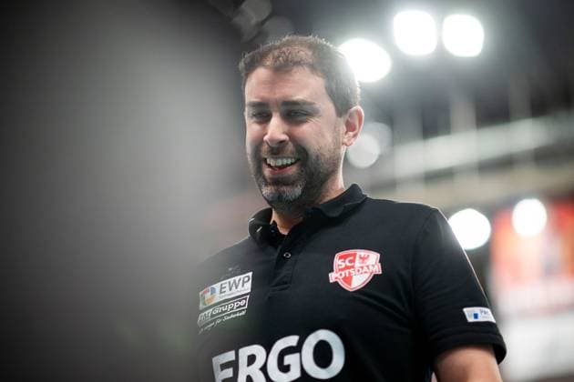 22.11.2024, Volleyball, Frauen, DVV Pokal, Saison 2024 2025, SC Potsdam-Allianz MTV Stuttgart Im Bild: v.l. Trainer Riccardo Boieri (SC Potsdam) Potsdam MBS Arena Potsdam Brandenburg Deutschland