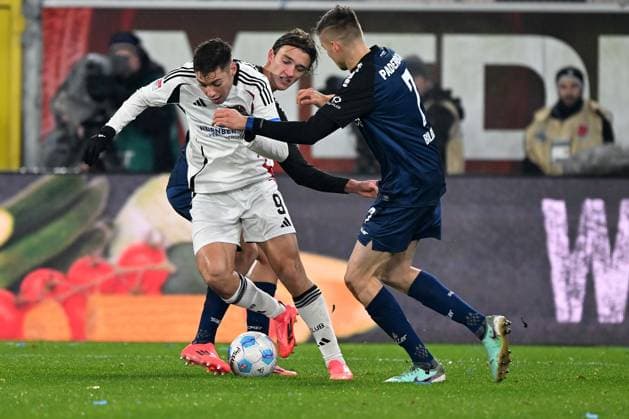 Paderborn, Home Deluxe Arena, 22.11.24, GER, Herren, 2.Bundesliga, Saison 2024-2025, SC Paderborn 07 - 1.FC Nuernberg Bild: v.li. im Zweikampf Stefanos TZIMAS (Nuernberg), Luis ENGELNS (Paderborn) und Filip BILBIJA (Paderborn) Only for editorial use! DFL regulations prohibit any use of photographs as image sequences and or quasi-video. NRW Deutschland