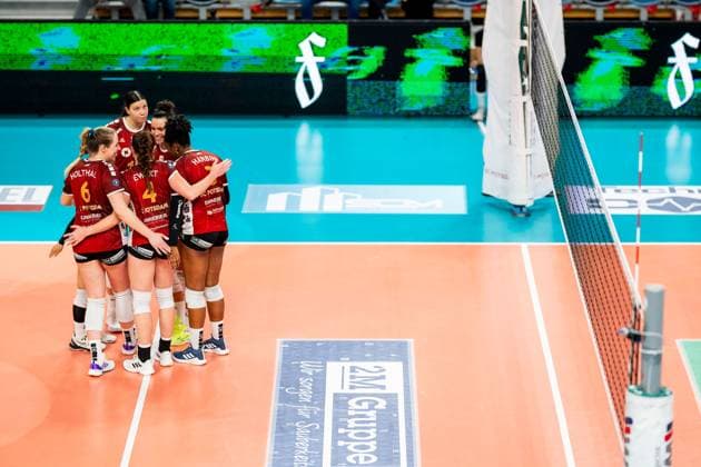 22.11.2024, Volleyball, Frauen, DVV Pokal, Saison 2024 2025, SC Potsdam-Allianz MTV Stuttgart Im Bild: v.l. Spieler vom SC Potsdam Freude,froehlich,lachend Potsdam MBS Arena Potsdam Brandenburg Deutschland