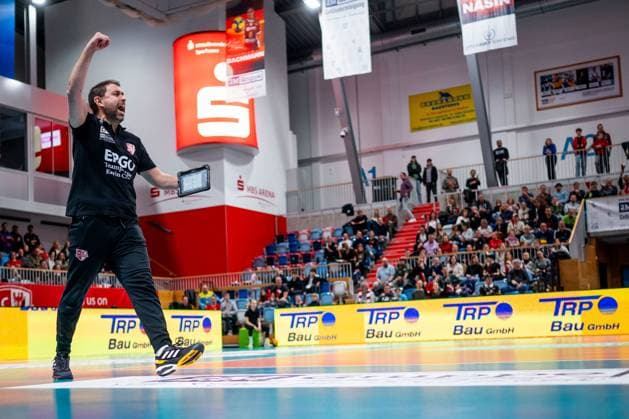 22.11.2024, Volleyball, Frauen, DVV Pokal, Saison 2024 2025, SC Potsdam-Allianz MTV Stuttgart Im Bild: v.l. Trainer Riccardo Boieri (SC Potsdam) Potsdam MBS Arena Potsdam Brandenburg Deutschland