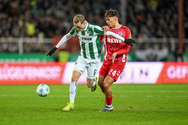 2. Bundesliga - SC Preußen Münster - 1. FC Köln am 22.11.2024 im Preußenstadion in Münster Niko Koulis (Muenster) im Zweikampf gegen Timo Hübers Huebers (Koeln)