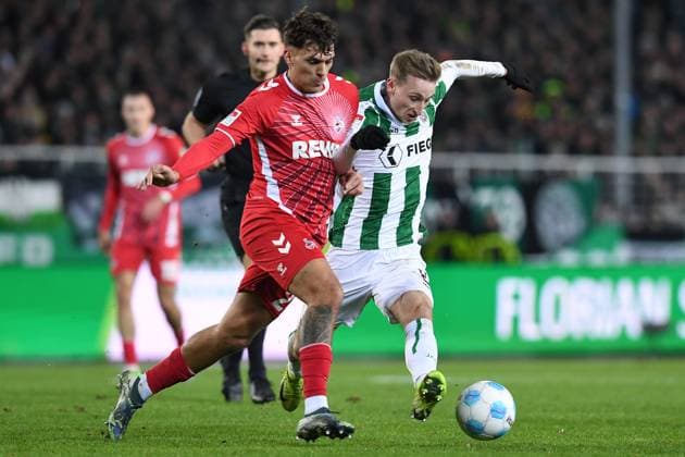 Fußball 2. Bundesliga 13. Spieltag SC Preußen Münster - 1. FC Köln am 22.11.2024 im Preußenstadion in Münster Julian Pauli ( Köln ), links - Joshua Mees ( Münster ), rechts DFL regulations prohibit any use of photographs as image sequences and or quasi-video.