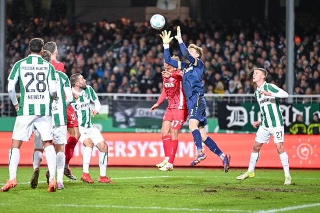 22.11.2024, Fussball, 2. Bundesliga, 13. Spieltag Saison 2024 2025, Preußen Münster - 1.FC Köln, Mathias Olesen (1. FC Köln), Torwart Johannes Schenk (Preußen Münster) xRHR-FOTO TKx
