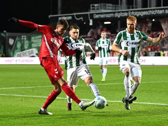 Dejan Ljubicic (1. FC Köln), Charalambos Makridis (Preussen Muenster) und Mikkel Kirkeskov (Preussen Muenster) im Zweikampf waehrend des Spiels der 2. Bundesliga zwischen Preußen Münster und 1. FC Köln im Preußenstadion am 22. November 2024 in Münster, Deutschland. (Foto von Ralf Treese DeFodi Images) +++ Dejan Ljubicic (1. FC Köln), Charalambos Makridis (Preussen Muenster) und Mikkel Kirkeskov (Preussen Muenster) battle for the ball during the 2. Bundesliga match between Preußen Münster and 1. FC Köln at Preußenstadion on November 22, 2024 in Münster, Germany. (Photo by Ralf Treese DeFodi Images) DFB DFL REGULATIONS PROHIBIT ANY USE OF PHOTOGRAPHS AS IMAGE SEQUENCES AND OR QUASI-VIDEO. Defodi-521_SCPKOE20241122_029